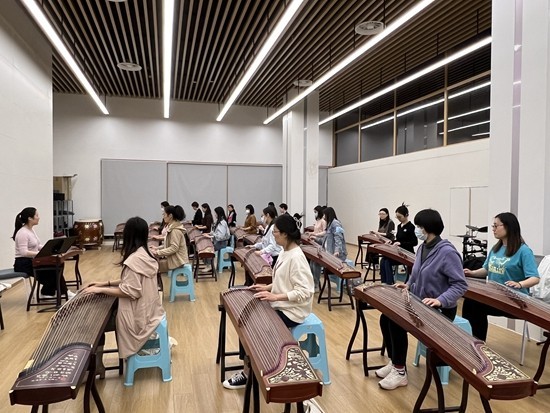 焦点平台总代：夜校成上海青年“都市中的小清新”——收拾好“办公桌” 奔向“小课桌